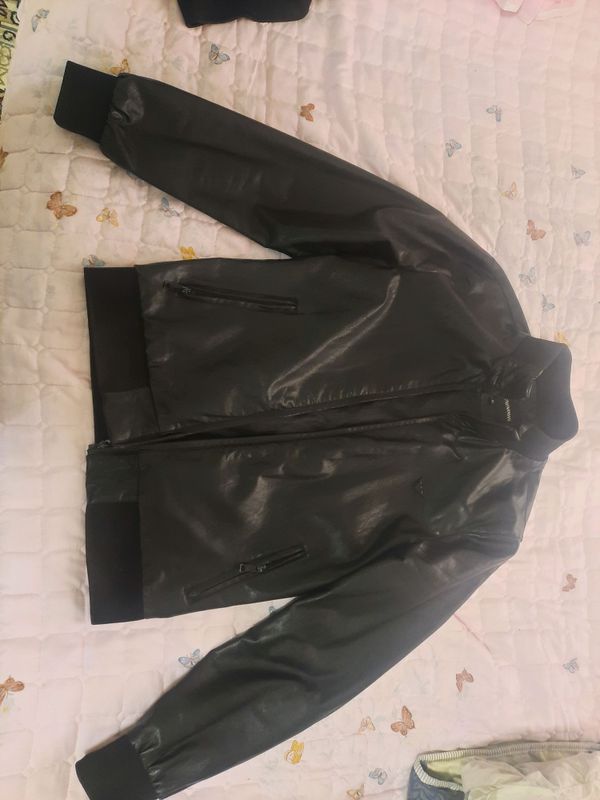 EMPORIO ARMANI. M razmer. Yangiday toza 140 ming.