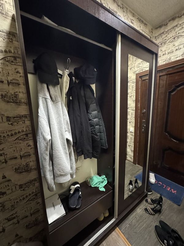 Продается шкаф в прихожую Продается шкаф в прихожую