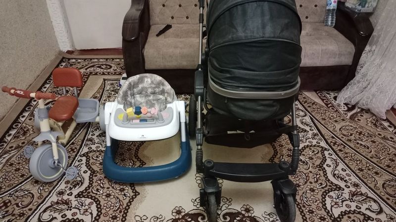 Продаётся детский коляска, велосипед, ходунок почти новый Продаётся детский коляска, велосипед, ходунок почти новый