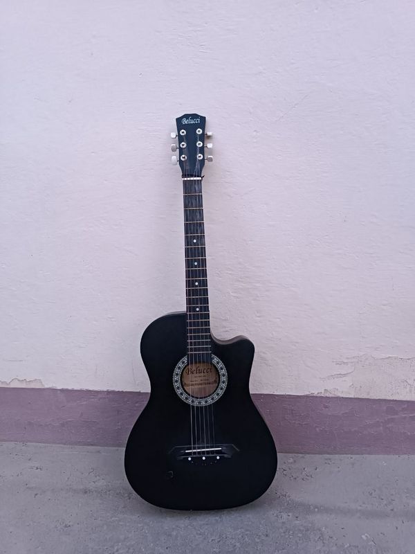 Belucci gitara 38