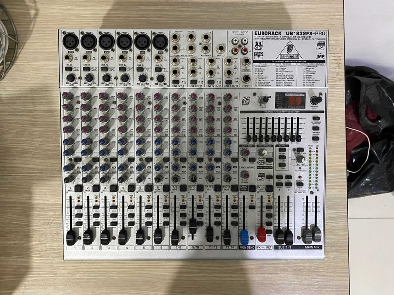 Микшерный пульт Behringer Eurorack UB1832FX-PRO