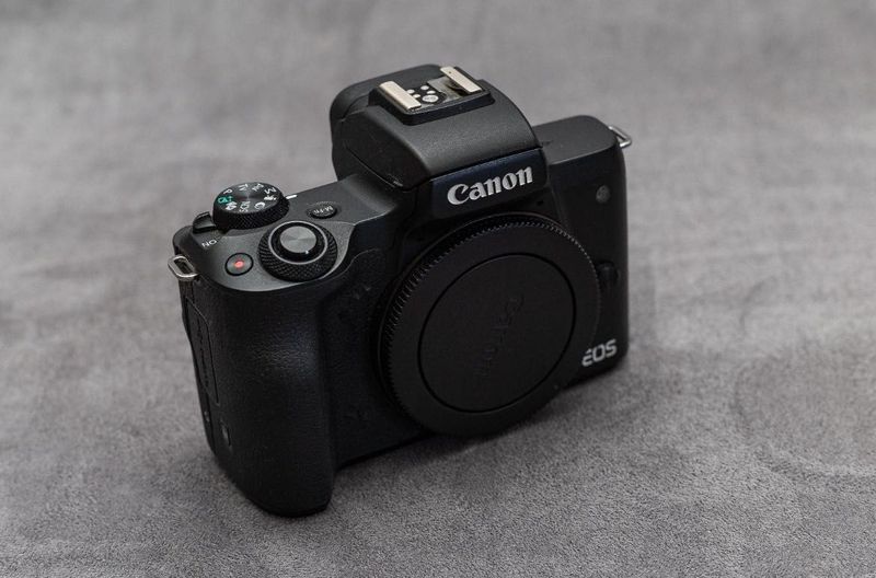 Срочно комплект: Canon EOS M50 + 3 объектива + аксессуары Срочно комплект: Canon EOS M50 + 3 объектива + аксессуары