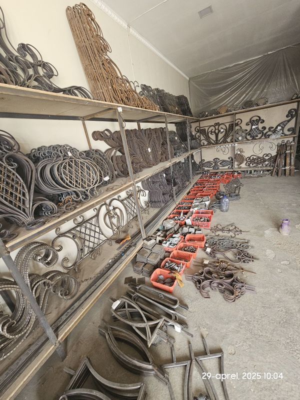 Metal gullar darvoza va reshotkalar uchun Metal gullar darvoza va reshotkalar uchun