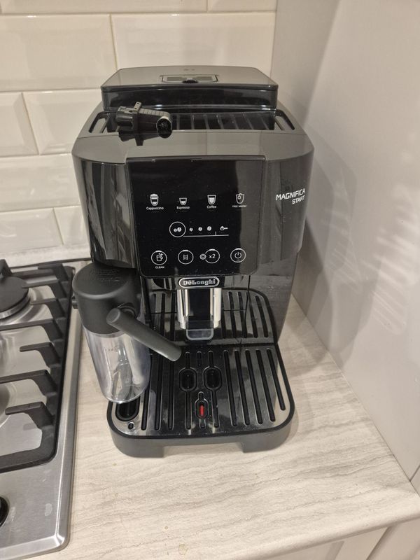 Продаётся кофемашина De'Longhi ECAM220.60B