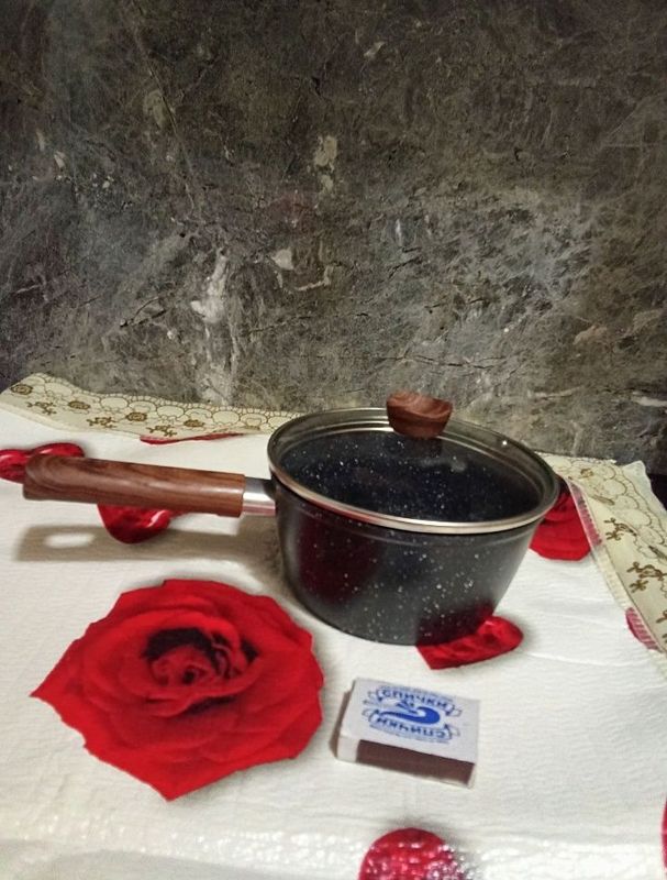 Kichkina qozoncha yoki skavarodkacha sotiladi Kichkina qozoncha yoki skavarodkacha sotiladi