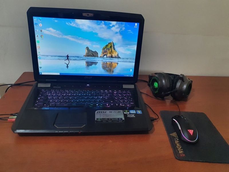 MSI GT 780 DX gaming i7 Ram:12gb 2ta SSD Protsetsor: i7 4 yadro 8 pato