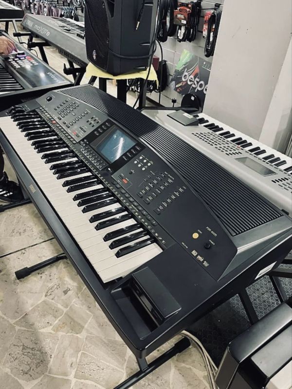 Продаётся синтезатор yamaha psr 4000 с колонкоми Продаётся синтезатор yamaha psr 4000 с колонкоми