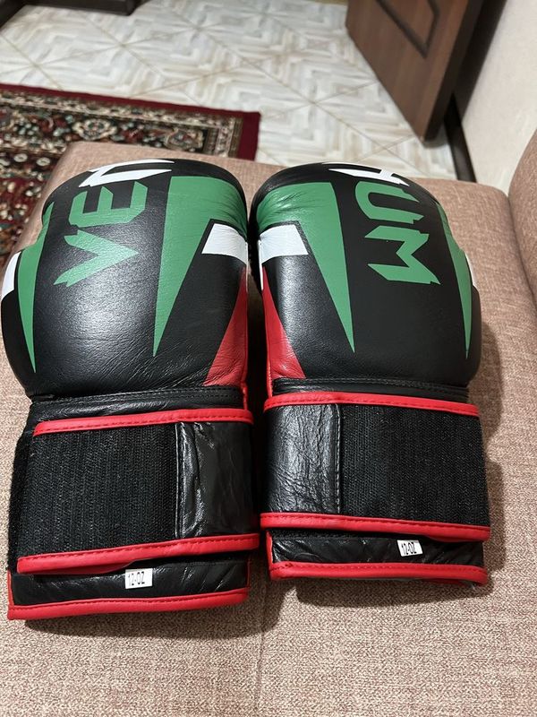 Boxs shlemi, perchatkasi Boxs shlemi, perchatkasi