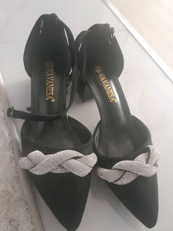 Qora poshnali tufli Qora poshnali tufli