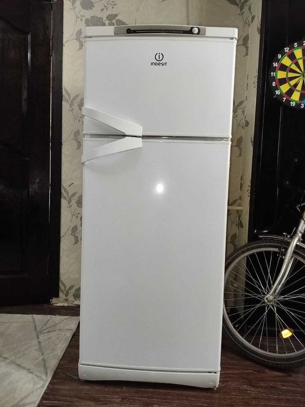 Продается свой двухкамерный холодильник INDESIT