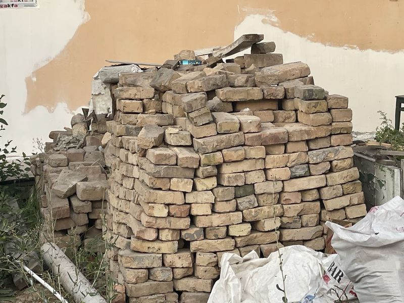 Gisht bor qoyliqda 800.000 Gisht bor qoyliqda 800.000