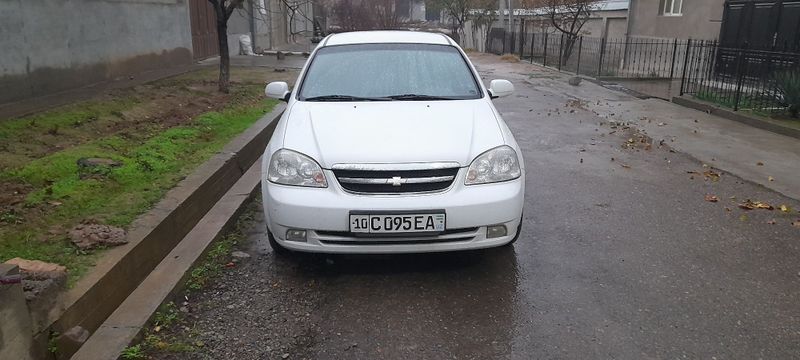 Lacetti 1.8 sotiladi