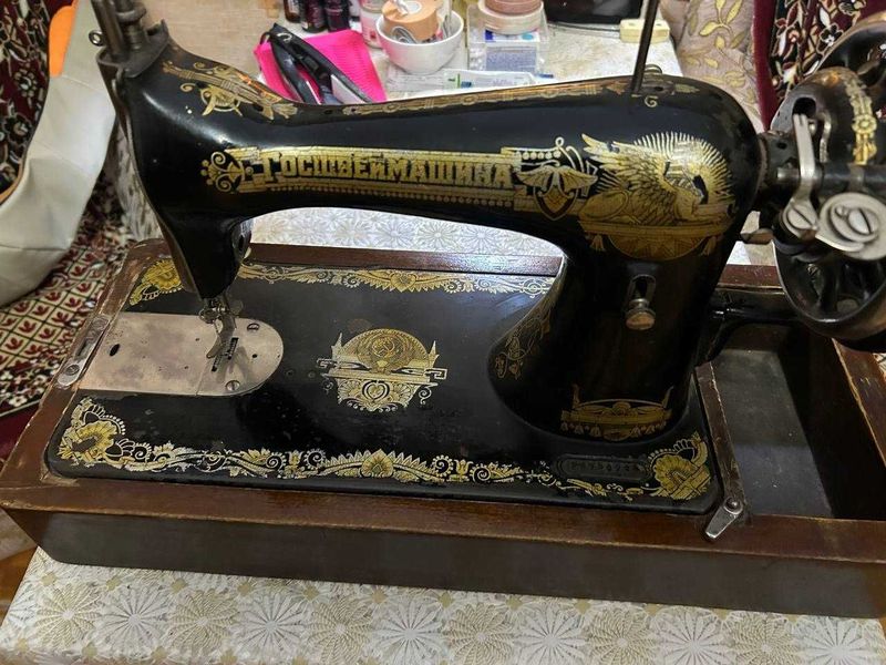 Продается швейная машинка "Госшвеймашина" Продается швейная машинка "Госшвеймашина"