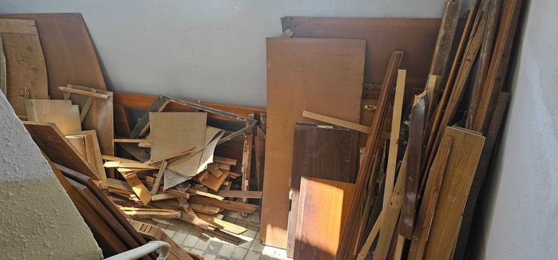 Tekin o'tin bor. 1 та Лабо га сигади Eski mebel,reykalar, taxtalar