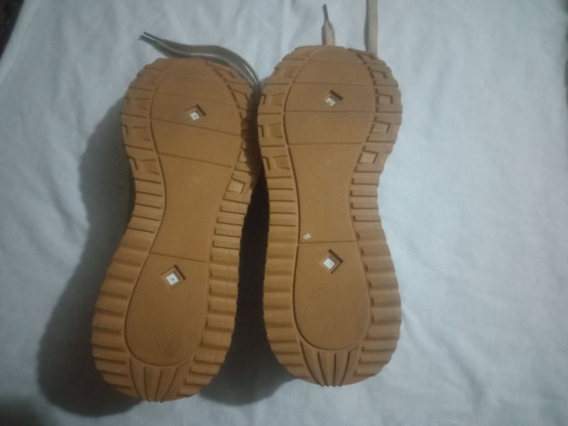 nike krasovka sotiladi
