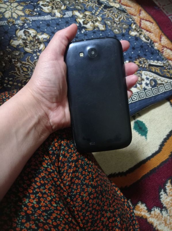 Telefon j1 holati yaxwi faqat yonidagi knopkas no Telefon j1 holati yaxwi faqat yonidagi knopkas no