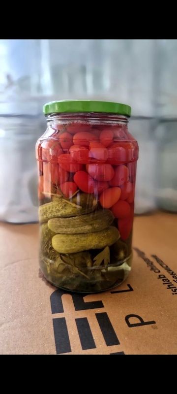 Tuzlamalar konserva maxsulotlari bonkada salatlar