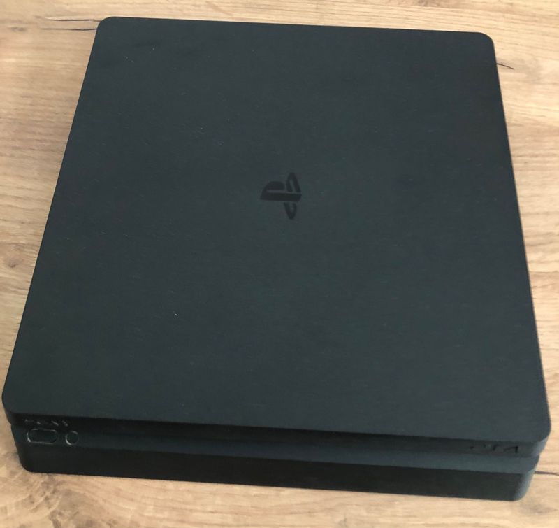 Игровая приставка PS4