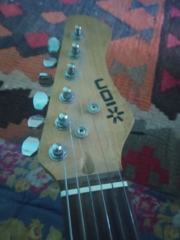 Elektronni gitara 100 $ hamma joyi ishlaydi