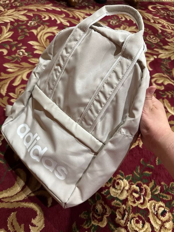 Yangi Adidas Ryugzak sotiladi 80$ Yangi Adidas Ryugzak sotiladi 80$