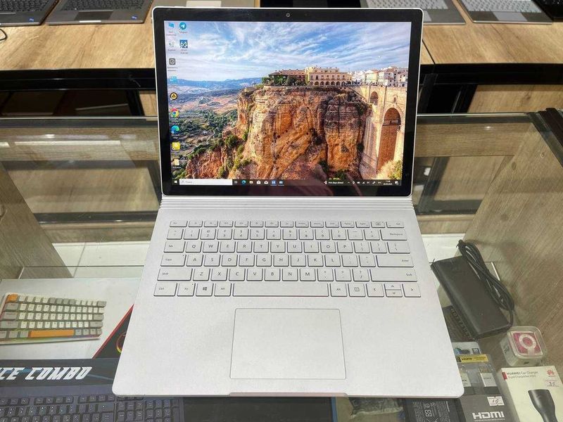 Microsoft Surface book 2 Core i5-7300U ram 8 ssd 256 Microsoft Surface book 2 Core i5-7300U ram 8 ssd 256