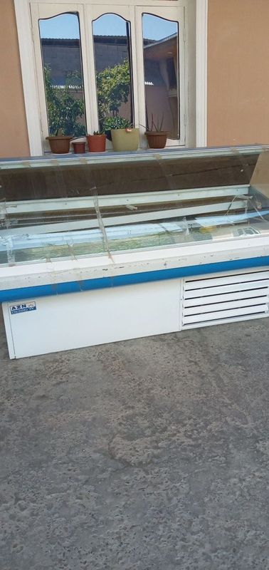 Vitrina sotiladi
