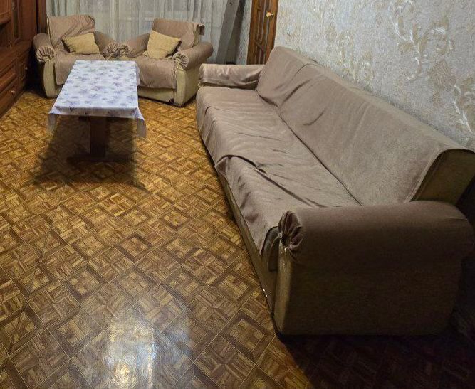 Divan va 2 ta kreslo sotiladi,xammasi yotadi Divan va 2 ta kreslo sotiladi,xammasi yotadi