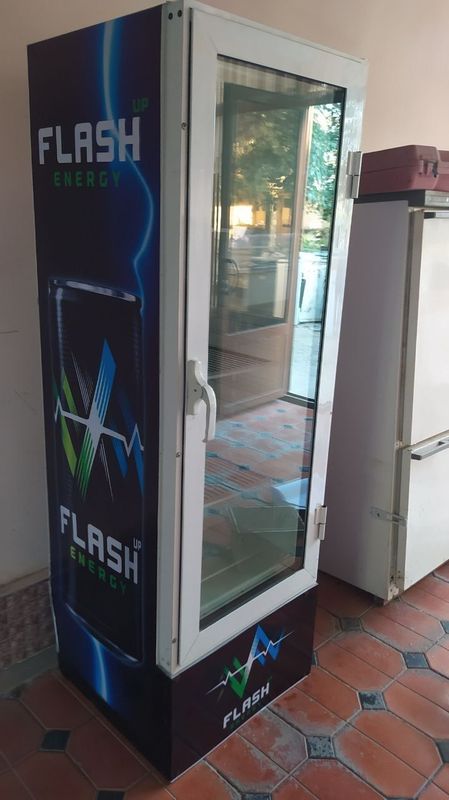 Vitrina xolodilnik sotiladi