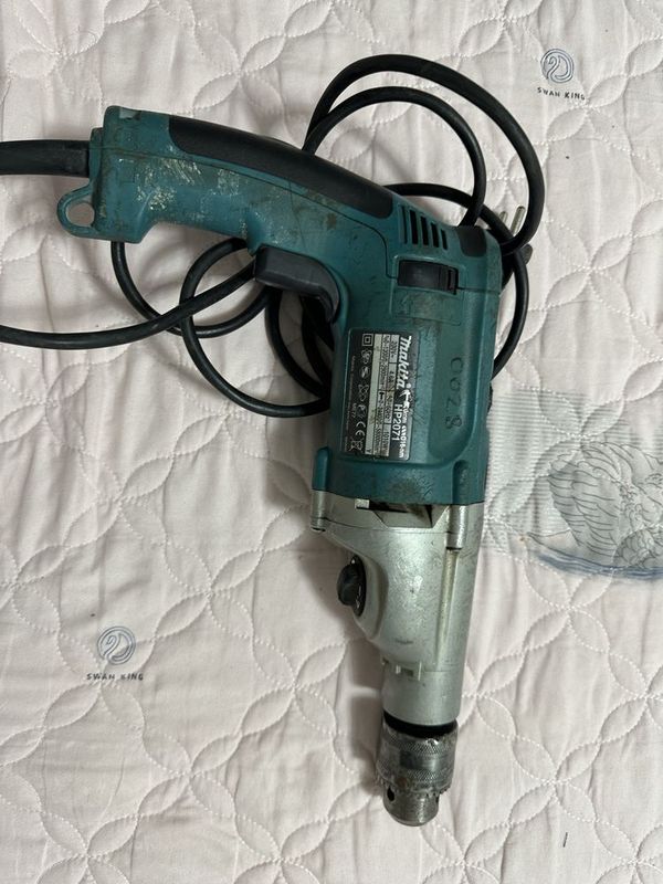 Двухскоростная ударная дрель с подсветкой Makita HP2071F Двухскоростная ударная дрель с подсветкой Makita HP2071F