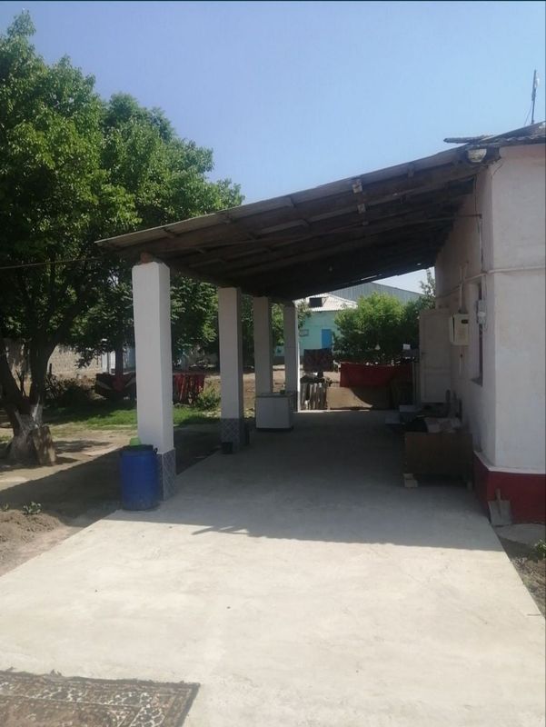Uy sotiladi. Sirdaryo tumani Sholikor MFY Maktab yonida Uy sotiladi. Sirdaryo tumani Sholikor MFY Maktab yonida