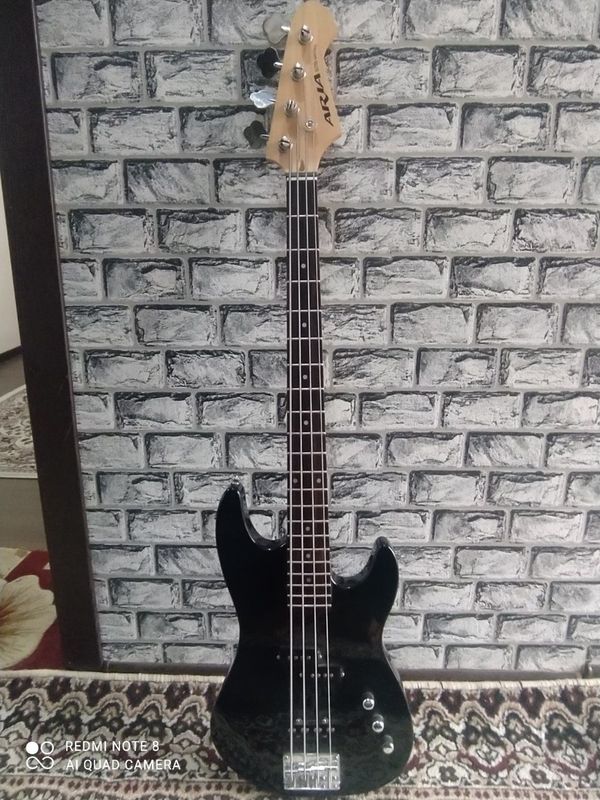 ARIA ekshen bass gitara