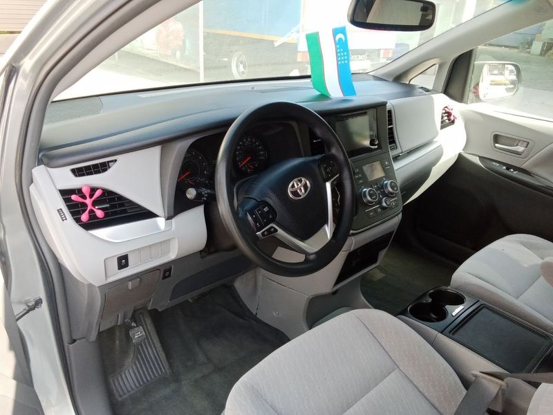 Toyota Sienna минивен фул позиция.