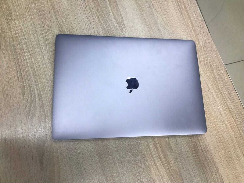 MacBook PRO b/u sotiladi