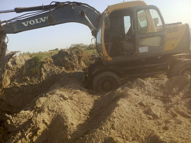 Ekskavator volva sotiladi Ekskavator volva sotiladi