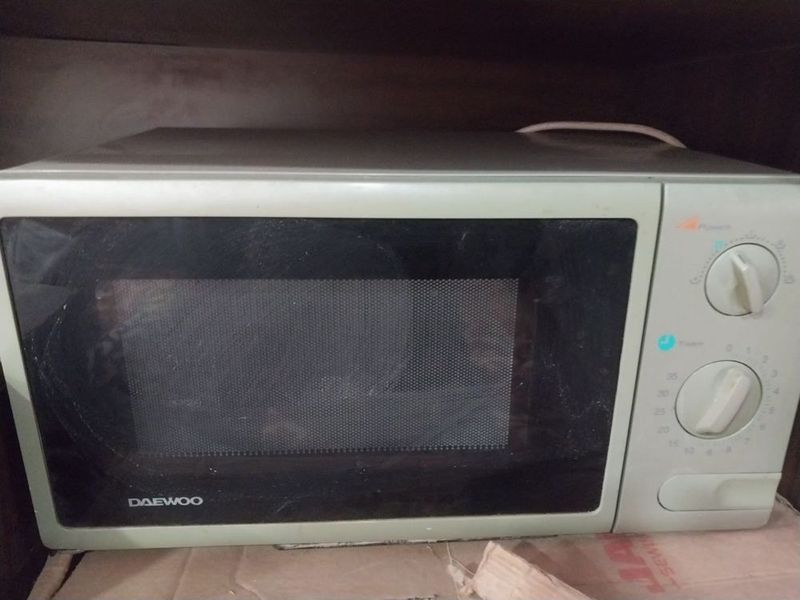 Mikrovolnovka holati yaxwi bemalol ishlatsela boʻladi Daewoo Mikrovolnovka holati yaxwi bemalol ishlatsela boʻladi Daewoo
