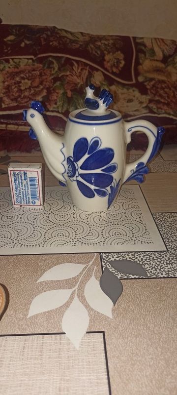 Продаю чайник с петушком Гжель