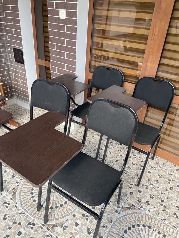 Dars uchun stullar sotiladi