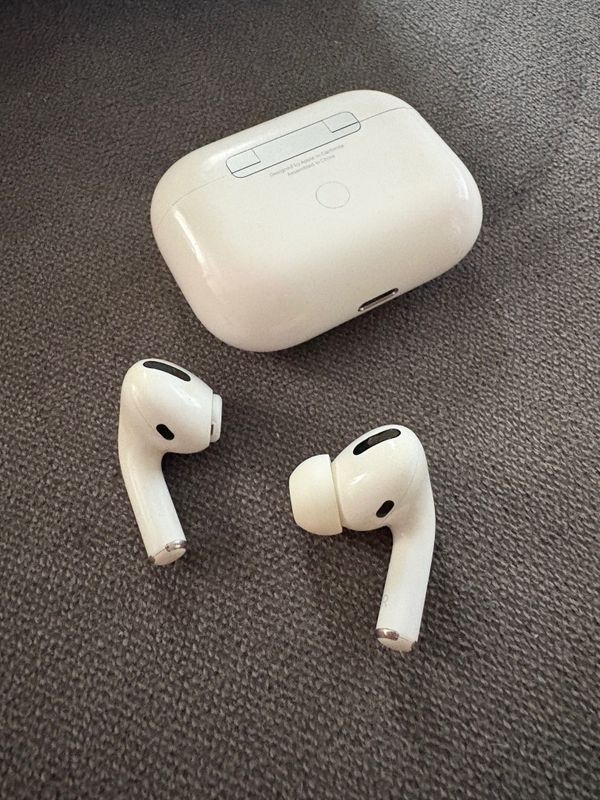 Продаю оригинальные Apple AirPods Pro (1-го поколения)