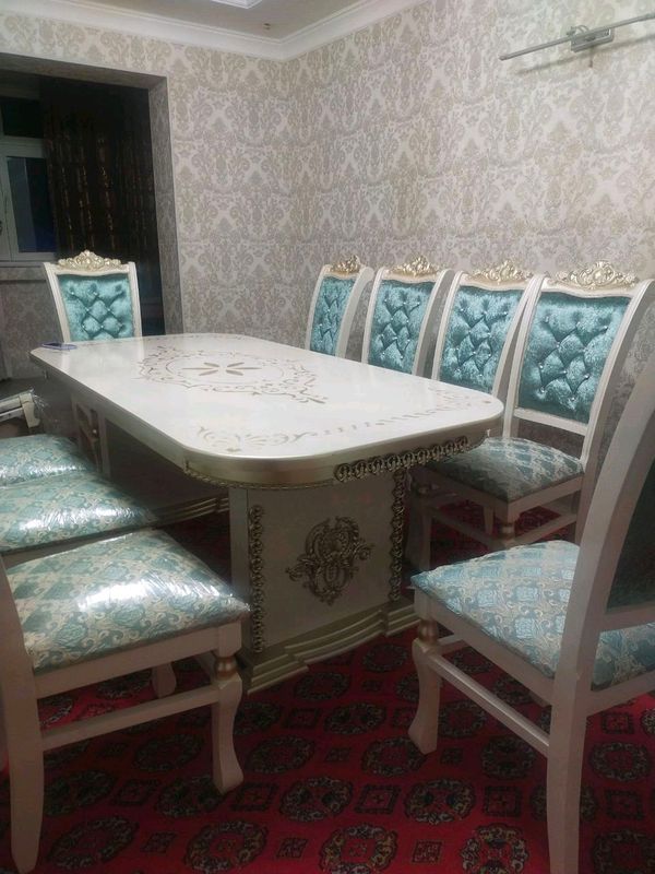 Стол стулья для гостиной