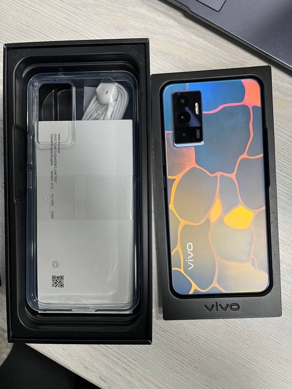 Vivo v21e телефон новый. Стоял на витрине. Доставка имеется.