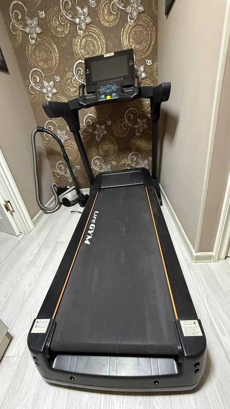 Беговая дорожка LifeGYM LGM-770 | С Wi-Fi и YouTube Беговая дорожка LifeGYM LGM-770 | С Wi-Fi и YouTube