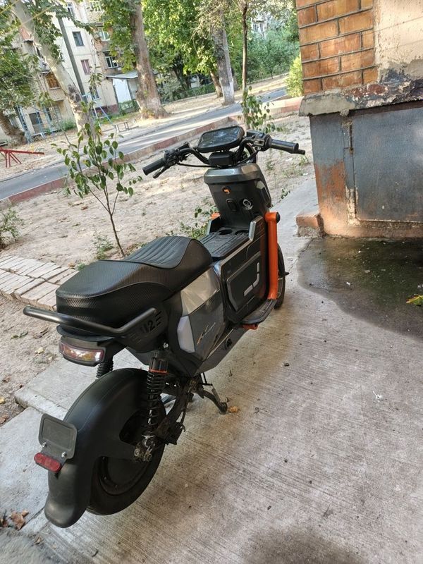 U2 skuter elektr