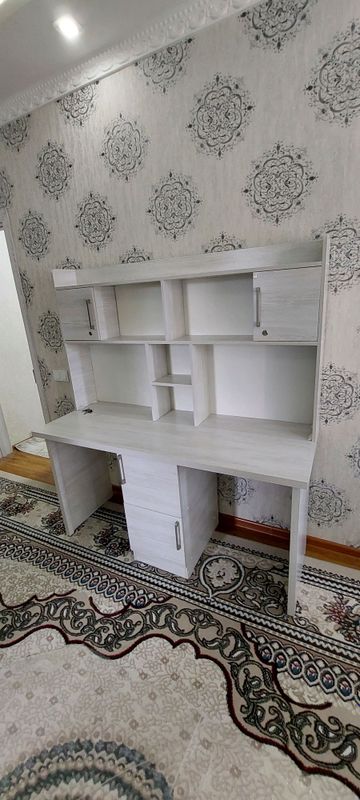 Parta kompyuter va kitoblar uchun holati alo Parta kompyuter va kitoblar uchun holati alo