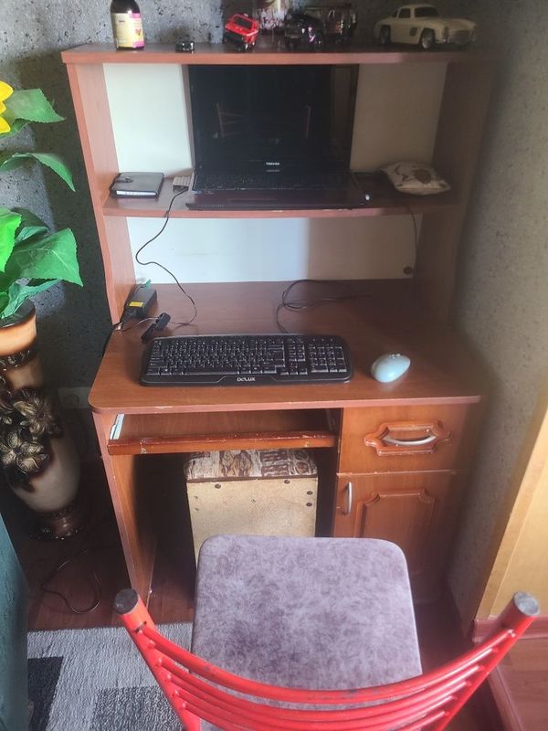 Kapyutirni stol sotiladi Kapyutirni stol sotiladi