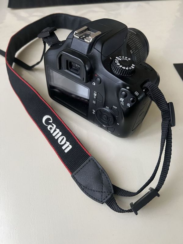 Продам Canon 4000D. В хорошем состоянии.