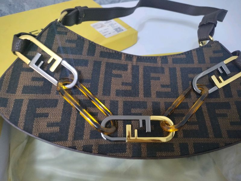 сотилади янги Fendi сумкача сотилади янги Fendi сумкача