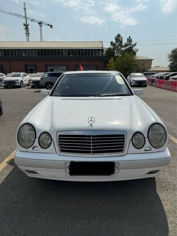 Mercedes benz 210 rangi oq zo'r holatda suyelari butun