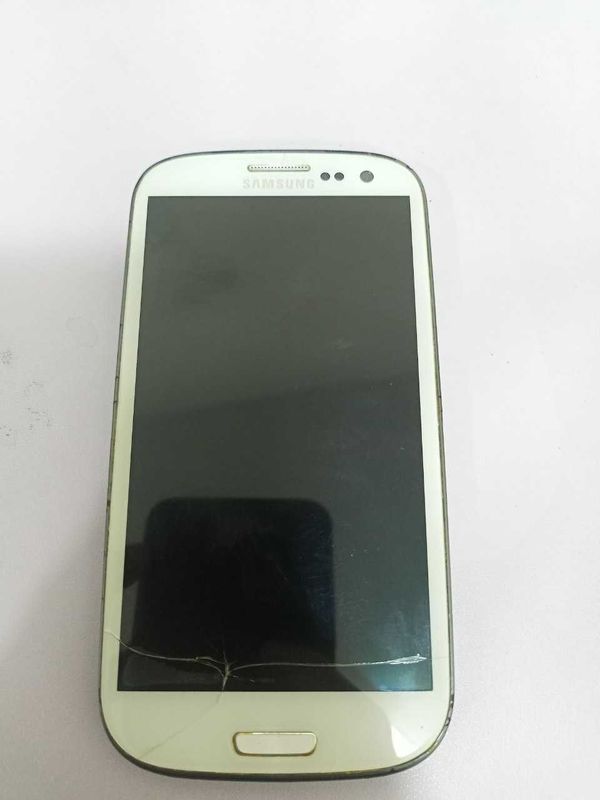 Samsung Galaxy S III zapchastga. Ekran singan plata yaxshi ishlaydi