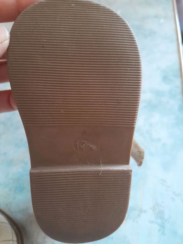 Qizaloqlar uchun oyoq kiyim.