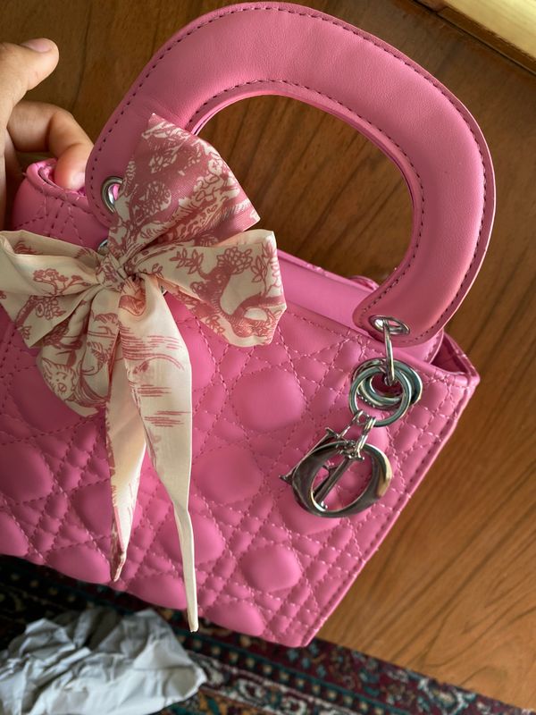 Sotiladi dior sumka yangi Sotiladi dior sumka yangi